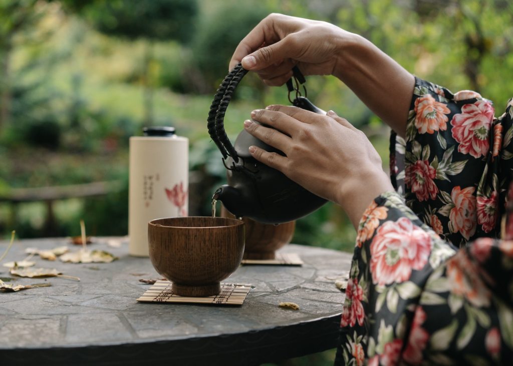 Make tea in a purple clay pot