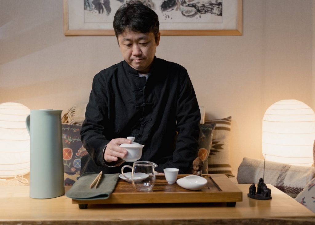 Men make tea in a covered bowl