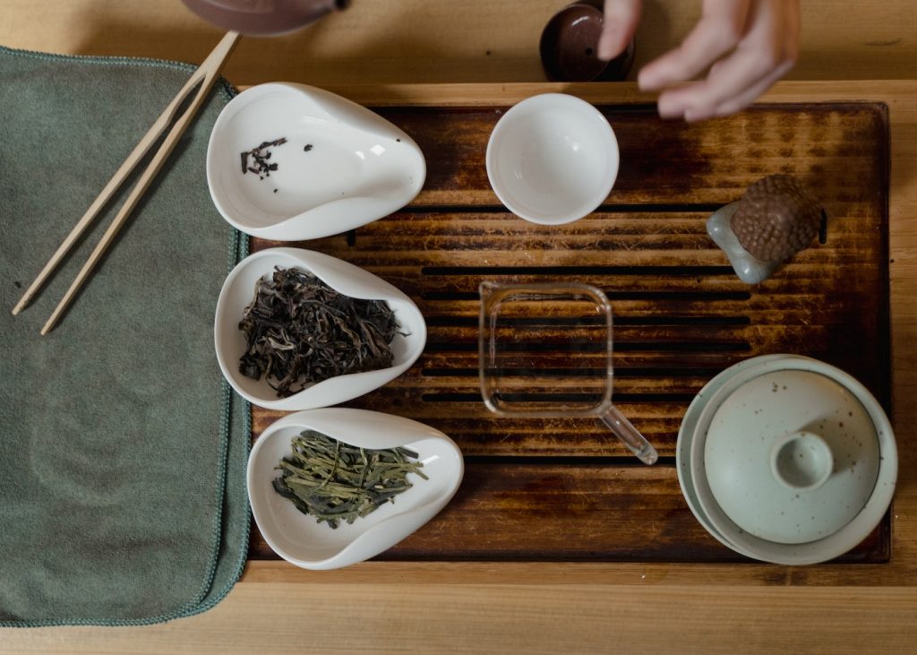 Introduce tea leaves into the teapot